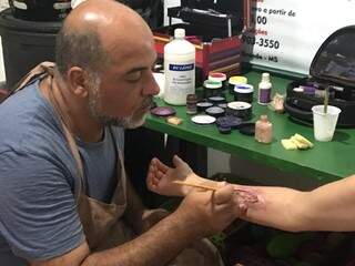 Com o pincel, Marcos fez a ferida falsa (Foto: Alana Portela)
