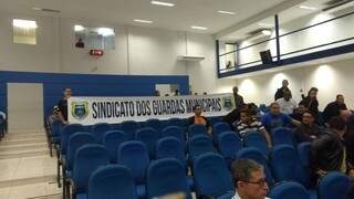 Sindicato dos Guardas Municipais estendeu faixa no plenário. 