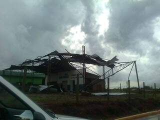 O vendaval destruiu um barracão e parte da cobertura do Centro de Convivência da Melhor Idade. (Foto: Eugênio Pereira Freira/Facebook)