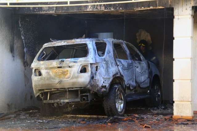 Inc&ecirc;ndio destr&oacute;i camionete e atinge garagem de casa no Autonomista