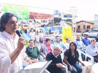 Prefeito Léo Matos discursa no ato de assinatura da ordem de serviço para início do asfalto no Residencial Ipê (Foto: Divulgação)