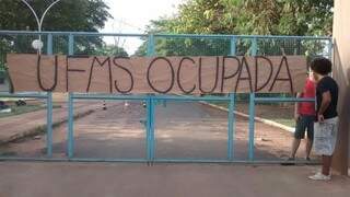 Cartaz informa que UFMS de Três Lagoas foi ocupada pelos alunos. (Foto: Direto das Ruas)