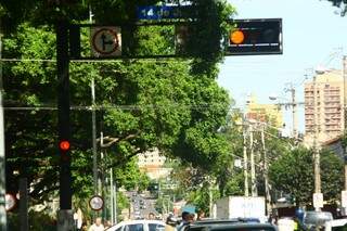 Na Afonso Pena, motoristas não conseguem transitar em vários semáforos abertos (Foto: Marcos Ermínio)