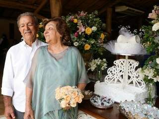 Armando e Zilvete Ortiz não esconderam a felicidade e posaram para foto ao lado da réplica do bolo (Foto: Marcos Maluf)