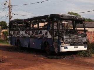 Um dos alvos foi um ônibus particular que estava estacionado em frente a uma igreja.  (Foto: Marcos Ermínio) 