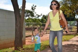Marineide Ferreira Rezende leva o filho de três anos para Ceinf do bairro Aero Rancho