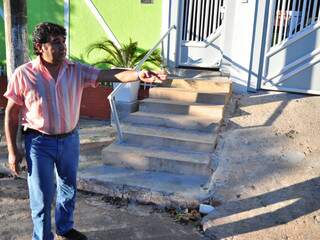 Morador explica que não consegue entrar em casa sem escada e rampa. (Foto: João Garrigó)