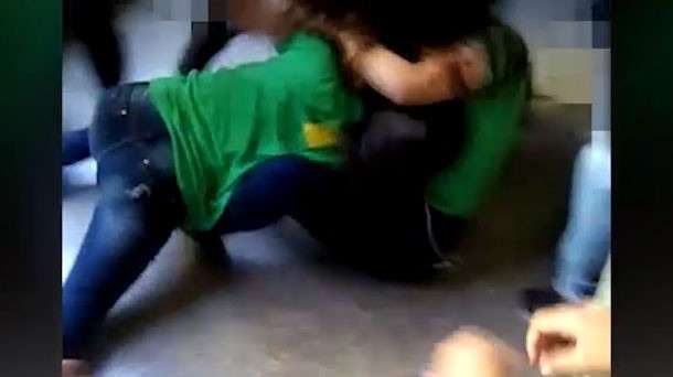 Briga de alunas que come&ccedil;ou na internet termina com troca de socos na escola