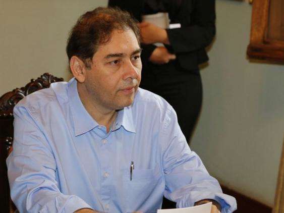 Prefeito d&aacute; ultimato &agrave;s empresas para n&atilde;o faltar merenda nas escolas
