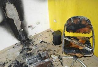 Os móveis da recepção ficaram destruídos. (Foto: Rio Pardo News)