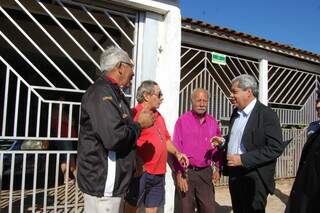 Governador conversa com moradores da Vila Nhá-Nhá. Foto: Simão Nogueira
