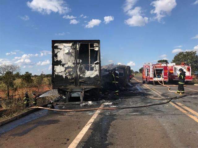 Caminhões são destruídos pelo fogo após colisão frontal na BR-267