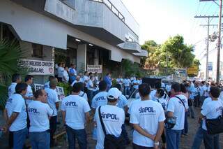 Policiais reunidos no Cepol definiram pela paralisação de 24 horas. (Foto: Simão Nogueira)