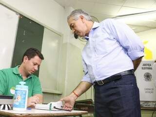 Reinaldo na hora de votar em Campo Grande, no domingo (dia 7). (Foto: Henrique Kawaminami).