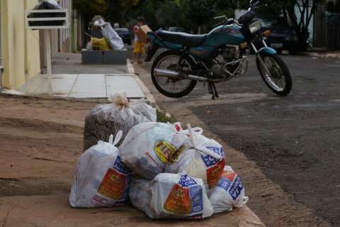 Greve deixa lixo espalhado nas ruas e sujeira preocupa os moradores