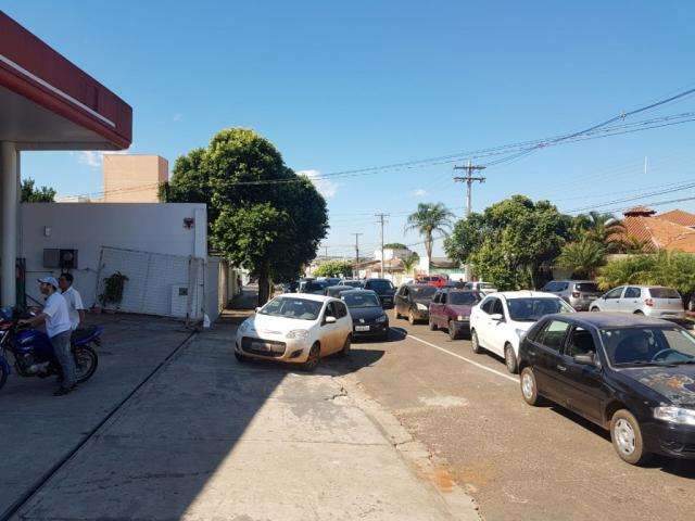 Para abastecer, motoristas fazem fila dupla e invadem contram&atilde;o no Centro  