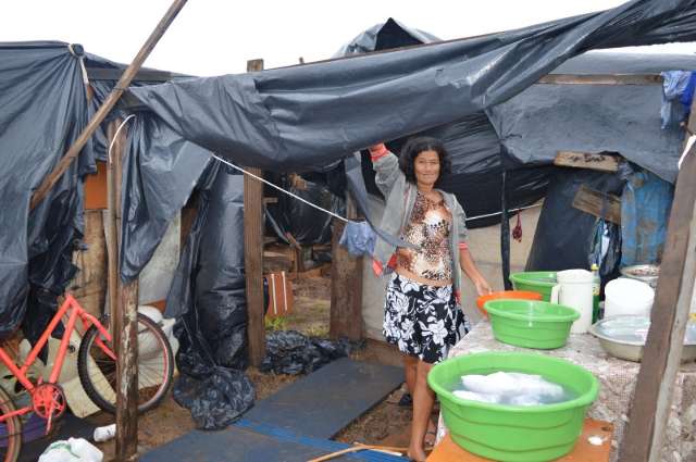 Chuva alaga barracos e moradores encaram atoleiro em nova favela 