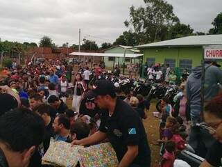 Grupo levou 500 brinquedos, cachorro-quente e churros às crianças (Foto: Divulgação)