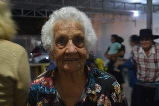 Dona Silveria, de 91 anos, também fez questão de mostrar o quanto ama dançar. (Foto: Thailla Torres)