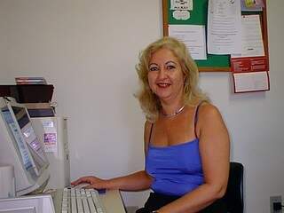 Ecila já na frente do computador, em 1999. Quando ela entrou na Embrapa, era época da datilografia. (Foto: Arquivo Pessoal)