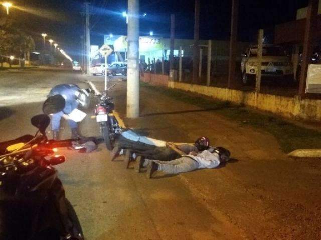 Dupla &eacute; presa com arma falsa e moto roubada ap&oacute;s assalto de jovem 