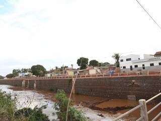 Obras que estão sendo feitas no paredão de proteção do Rio Anhanduí, na Ernesto Geisel.  (Paulo Francis)