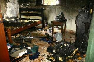 O quarto ficou destruído (Foto: Marcos Ermínio)