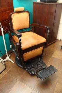 Cadeira foi comprada de barbeiro que se aposentou e hoje sentam nela pacientes. (Foto: Fernando Antunes)