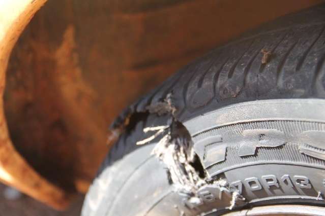 Buracos e faixa sem asfalto furam pneus e causam acidentes na MS-306