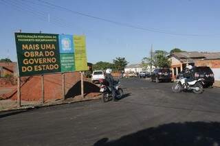 Obra de pavimentação asfáltica em vias urbanas na cidade de Nioaque (Foto: Chico Ribeiro)