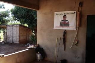 Na casa da família na aldeia Córrego do Meio fica a lembrança na parede da casa simples (Foto: Arquivo)