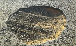 Profundidade dos buracos que prejudicam os veículos que passam ( Foto: Direto das ruas) 