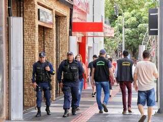 Na v&eacute;spera, com&eacute;rcio tem queda no movimento e presente de &uacute;ltima hora