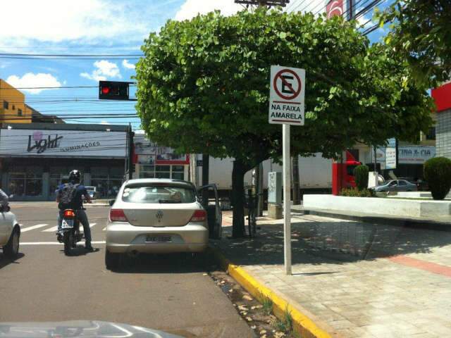  Motorista desrespeita sinaliza&ccedil;&atilde;o e estaciona em local proibido na Capital