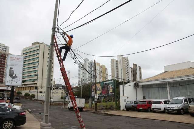 Caminh&atilde;o atinge fia&ccedil;&atilde;o el&eacute;trica e ruas ficam sem sem&aacute;foro no Itanhang&aacute; Park