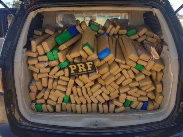 Jovem de 20 anos &eacute; perseguido e preso com carro &quot;recheado&quot; de maconha 