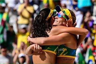 A dupla brasileira venceu as alemãs por 2 sets a 0 (Foto: Reprodução/ facebook)