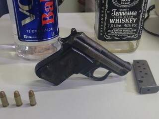 A arma foi apreendida na casa de um amigo do trio (Foto: Filipe Prado)