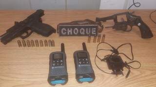 Armas e rádios foram apreendidos com ladrões. (Foto: Divulgação)