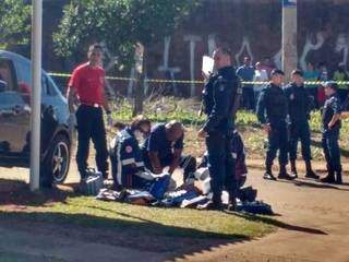 Vítima sendo reanimada no local do crime por socorristas do Samu (Foto: Campo Grande News/Arquivo)