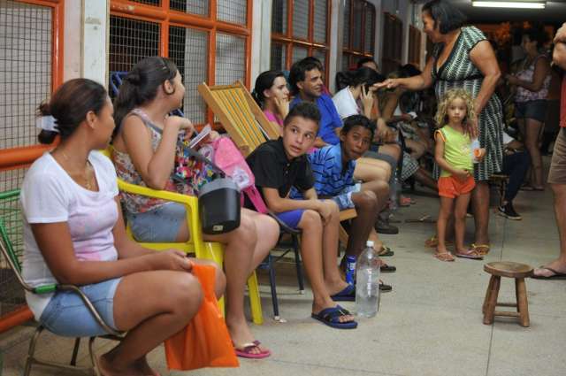 Pais dormem em fila para garantir vaga de filhos em escola integral