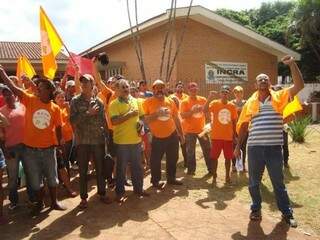 Cerca de 100 intergrantes do movimentos deixaram a sede do Incra na tarde de hoje (Foto: Site Dourados Agora)