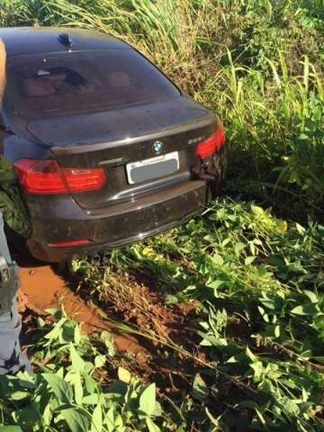 Homem &eacute; encontrado morto dentro de carro de luxo ao lado de rodovia