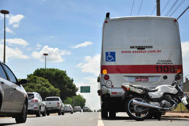  Motociclista fica ferido em colis&atilde;o com &ocirc;nibus na Afonso Pena