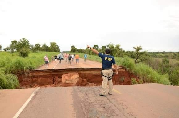 Tr&acirc;nsito na BR-163 em MT &eacute; liberado em meia pista