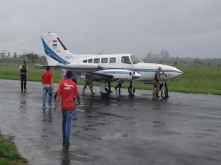 Avião parado no meio da pista de aeroporto após princípio de incêndio (Foto: ABC Color)