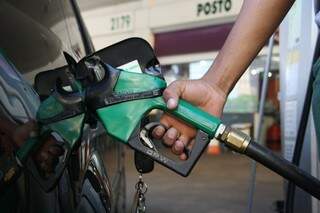 Preços de combustíveis tiveram alta e setor de transportes fechou 2,30% (Foto: Marcos Ermínio)