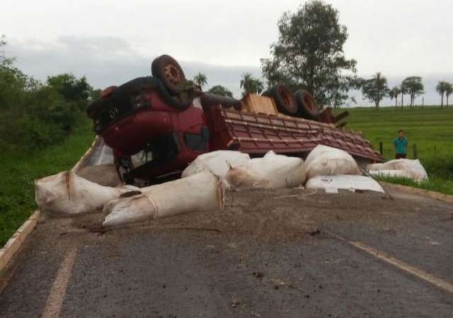 Caminh&atilde;o com calc&aacute;rio tomba e bloqueia rodovia MS-147 