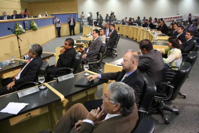 Vereadores cogitam realizar sess&atilde;o em pra&ccedil;a se houver despejo