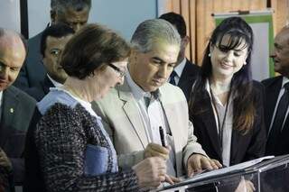 Governador ainda assinou a cedência de 822 professores efetivos para as entidades (Foto: Chico Ribeiro - Assessoria)